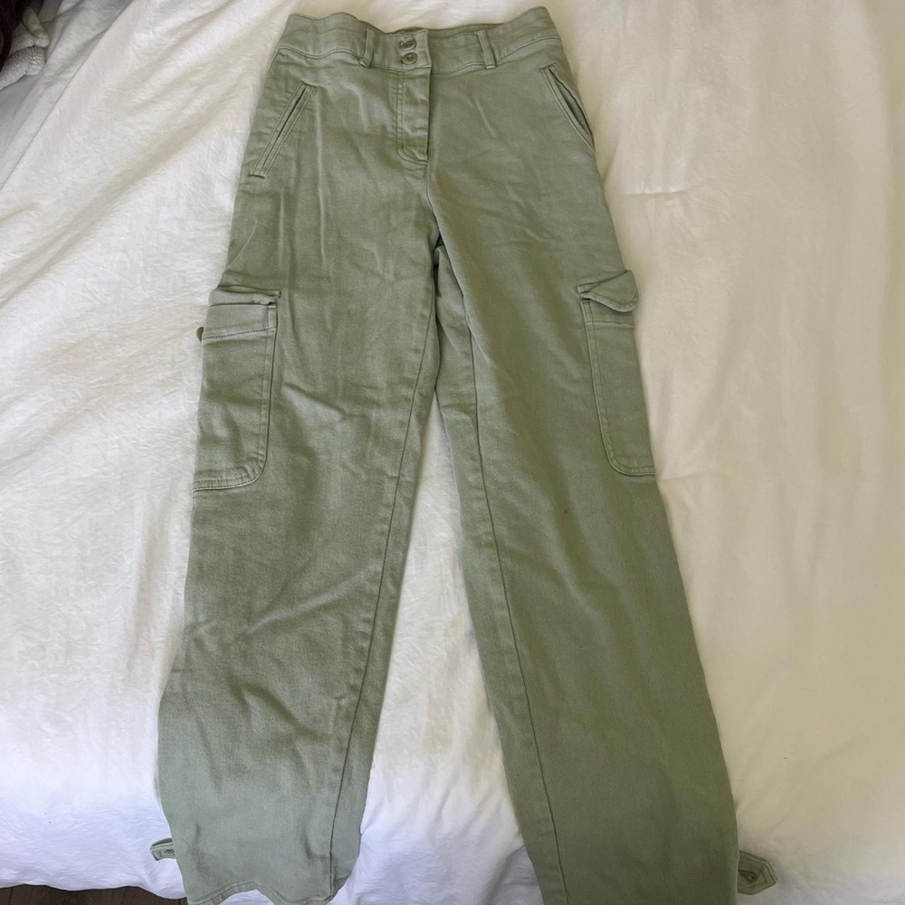 Aritzia TNA modern cargo pants in size 2